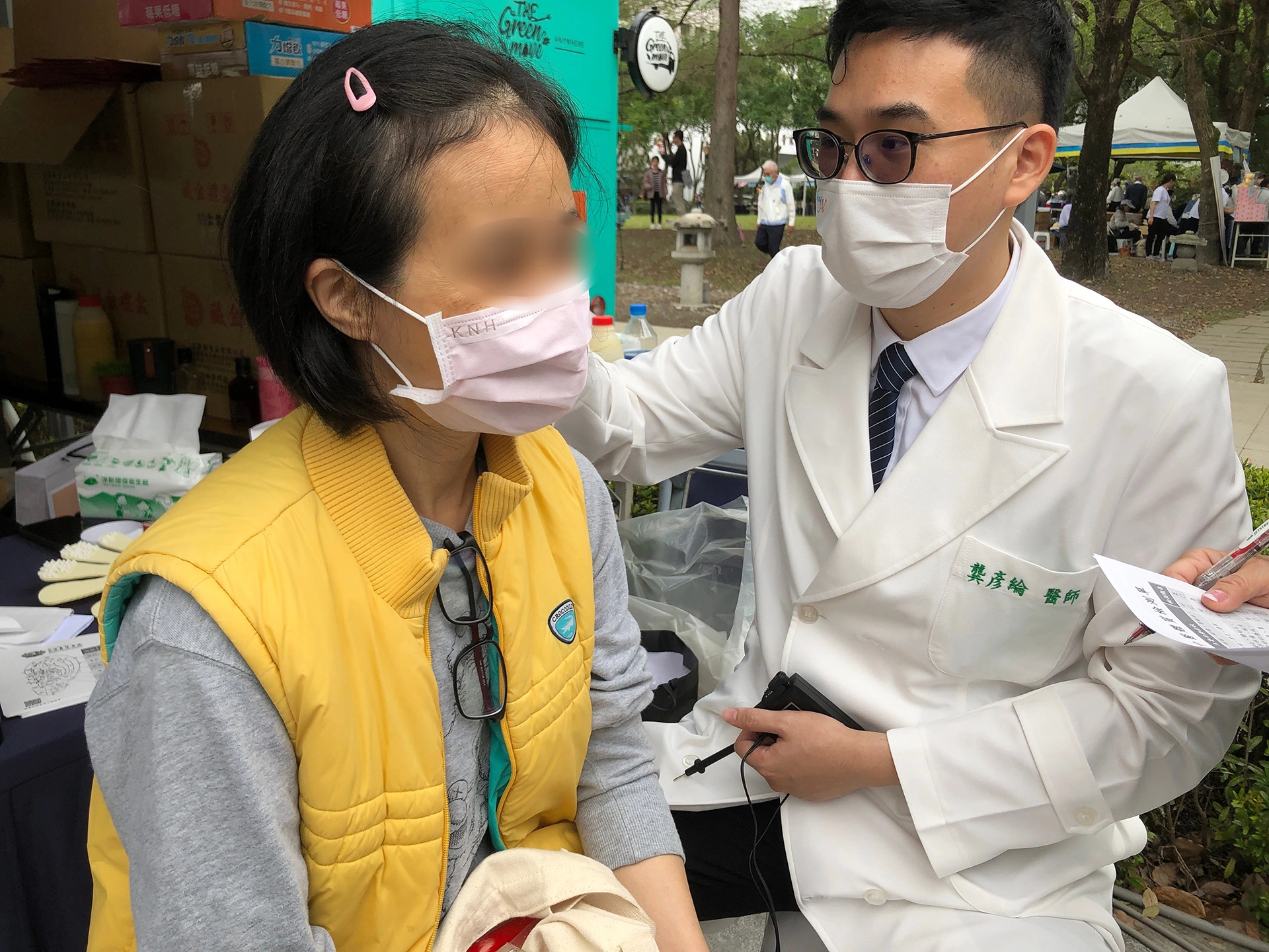 花蓮慈院中醫部主治醫師龔彥綸表示,民眾的胃、腎點、肺點檢測有反應,就可貼上耳豆舒緩腰痛、胃痛、消化不良與呼吸系統問題,吸引不少民眾前來體驗。