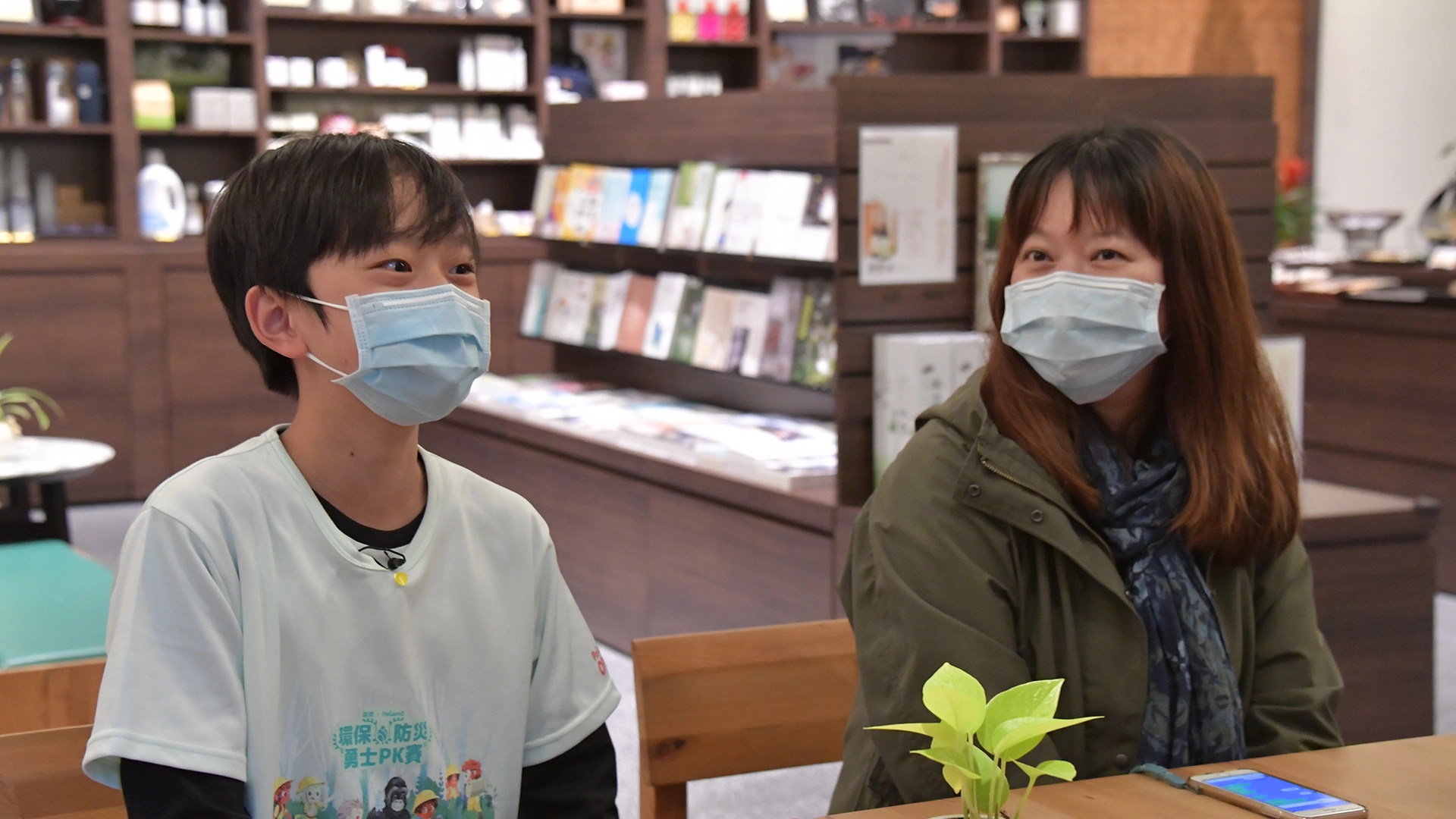 李昀倢(右)對於兒子林辰逸(左)能在臺北市盃脫穎而出,成為前三名,就是全家的驚喜。