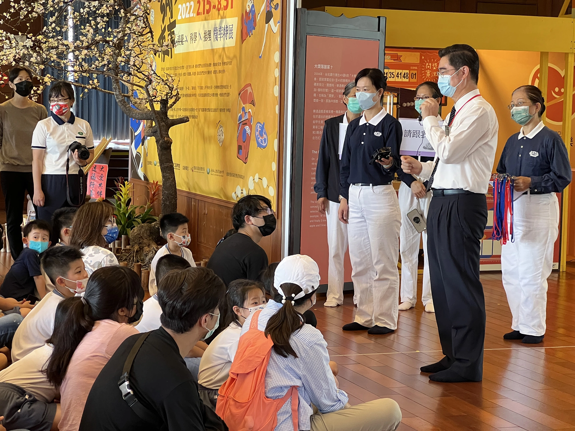 這次還結合了國立科工館和靜思堂合作的SAY夜市機率展,校長也親自跟大家介紹這難得的機緣。