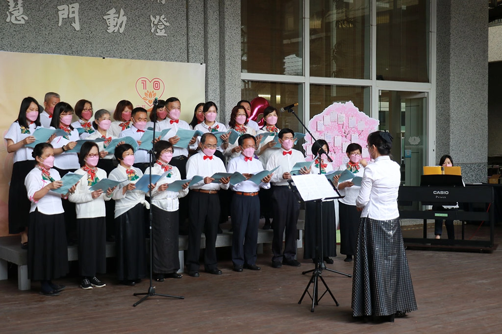 慈樂飄飄合唱團的悠揚樂聲,開啟感恩音樂會的序曲。