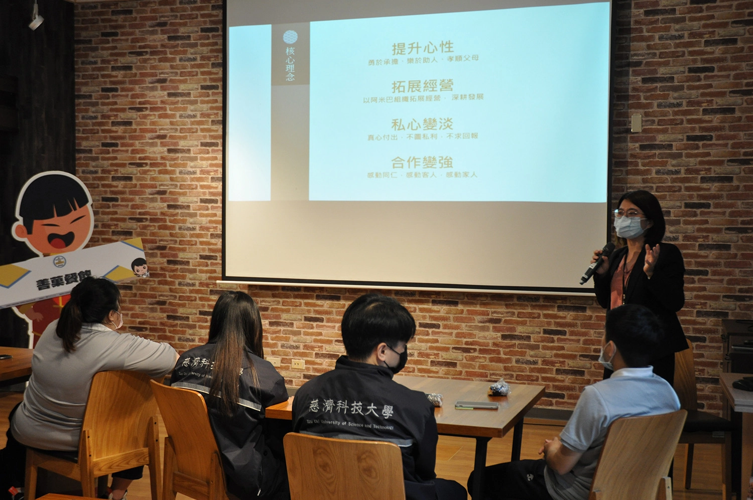 善菓餐飲開出8種類別、49個職缺,吸引更多臺灣觀光學院轉學生。