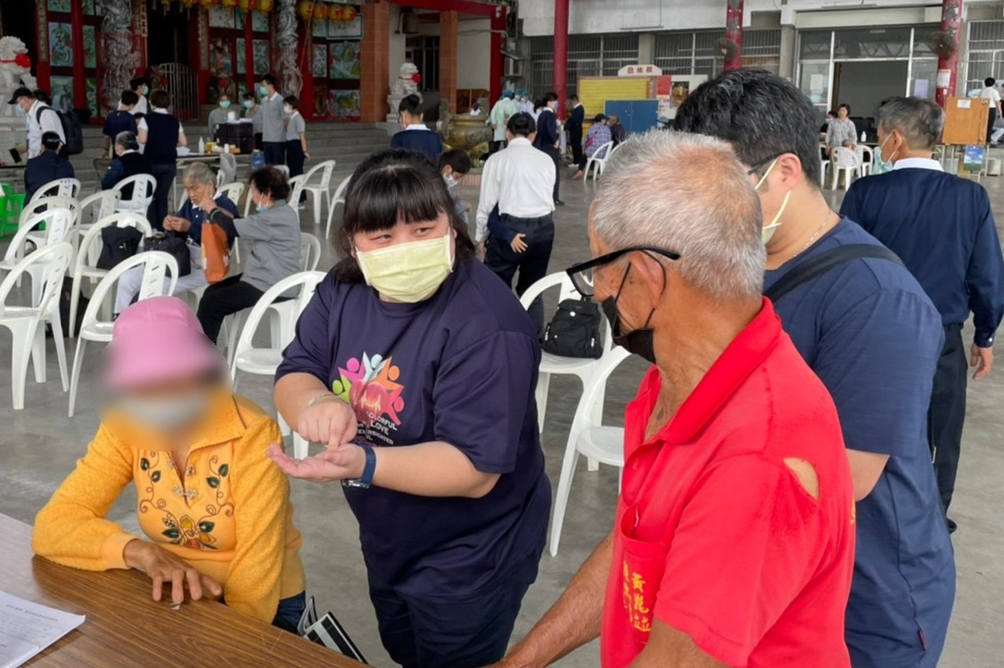 社工師黃靖玲(左二)在這次義診負責陪伴看診鄉親外,也跟團隊主動出擊,走進社區詢問有無鄉親需要醫療服務。