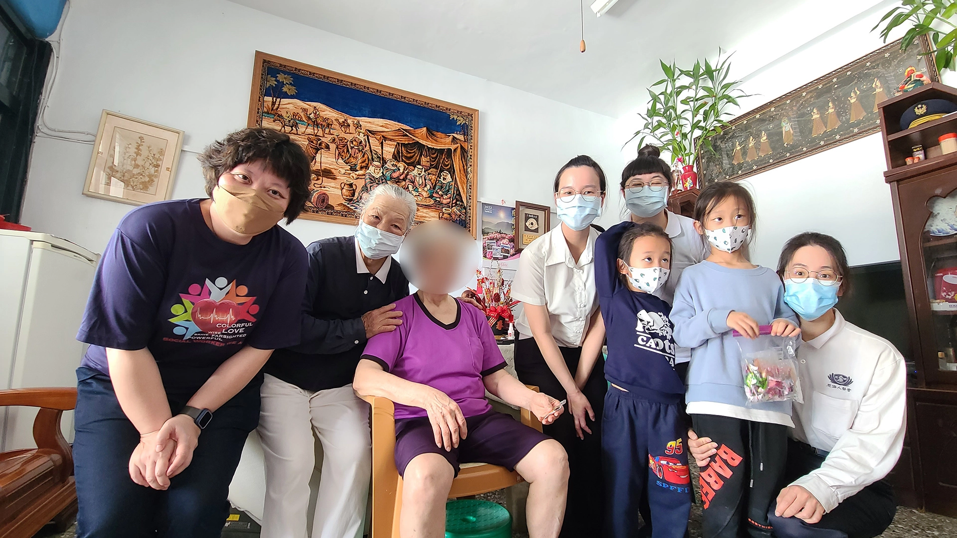 醫療團隊前往家訪往診,探望無法出來就醫的法親或是鄉親長者們。
