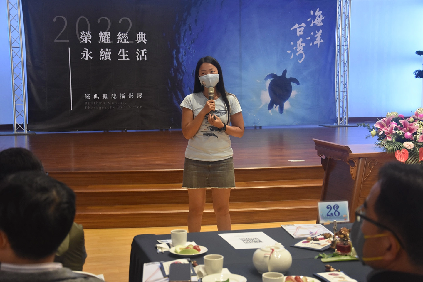 講師黃佳琳分享自己在潛水時,看到海洋世界的美麗,也希望大家能保護海洋。(圖為慈濟基金會提供)
