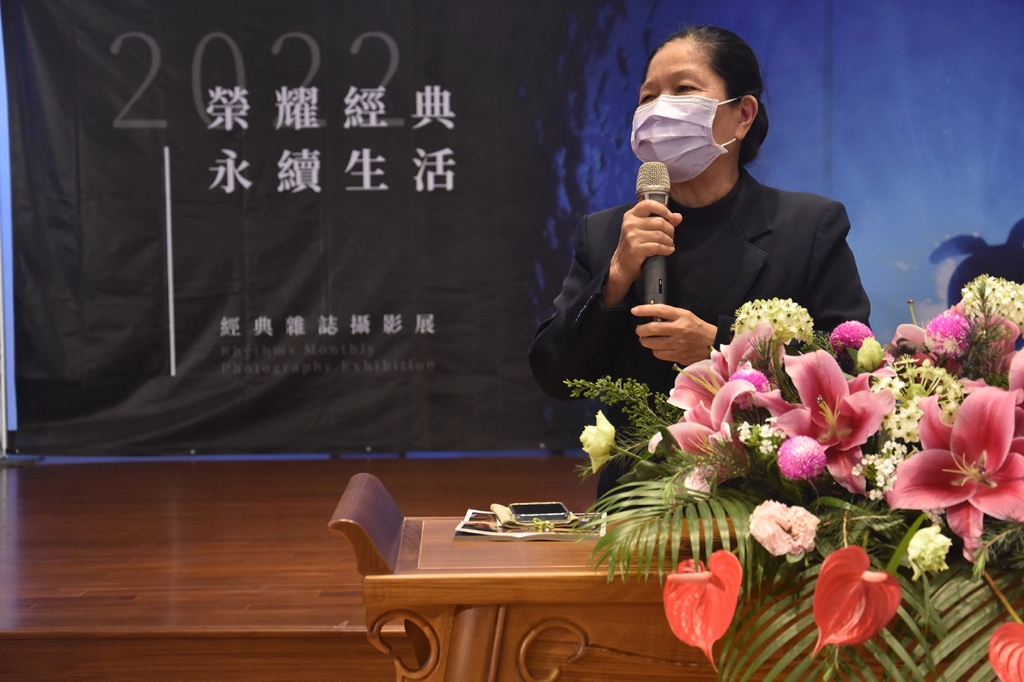 3月30日下午在慈濟大甲聯絡處舉辦「海洋台灣講座」,志工李美慧介紹〈海洋台灣〉攝影展。(圖為慈濟基金會提供)