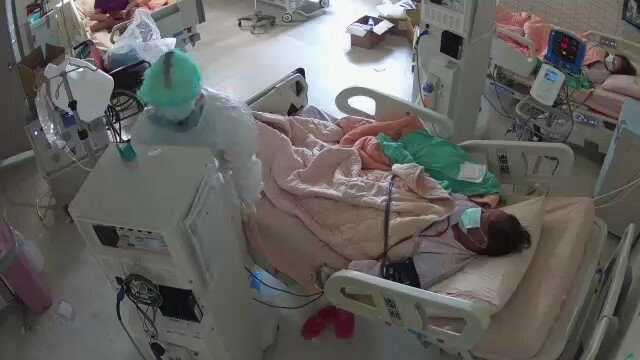 林欣穎護理長表示,一般完整做一次血液透析會耗費約5個小時,但為確診者洗腎需要落實移動式RO機的清消,以及每次進出病房的穿脫工作,導致每次完成血液透析的過程時長近7個小時。