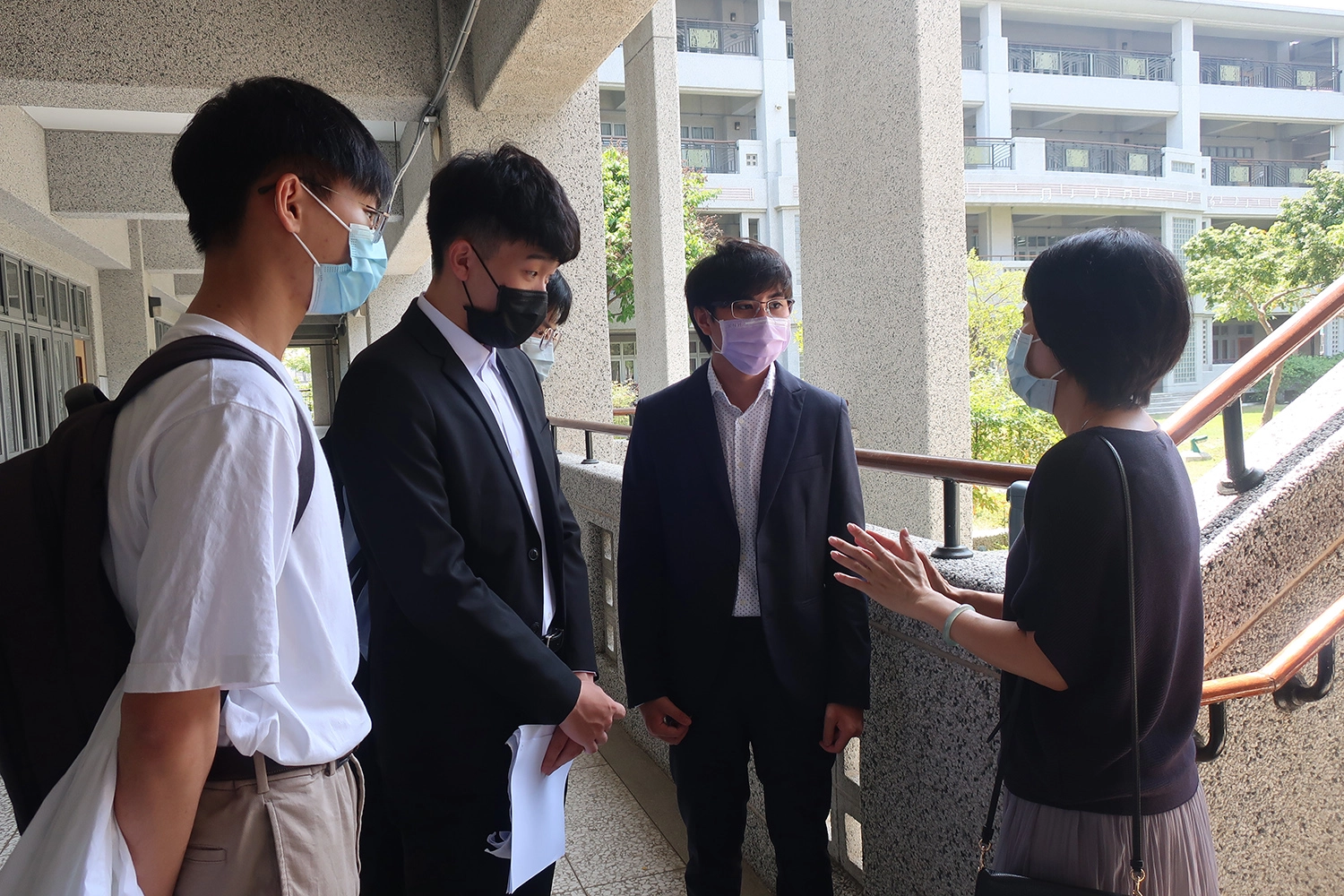 師長提醒學生如何在強化自己的專業能力,期許學生能順利進入理想的校系。圖王品方