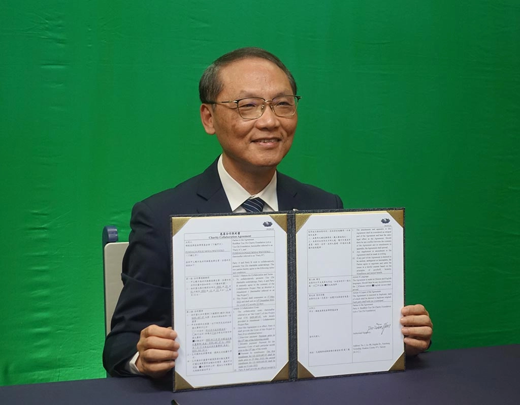 慈濟與波蘭婦女基金會5月4日簽訂慈善合作契約書,慈濟慈善事業基金會顏博文代表慈濟簽署。