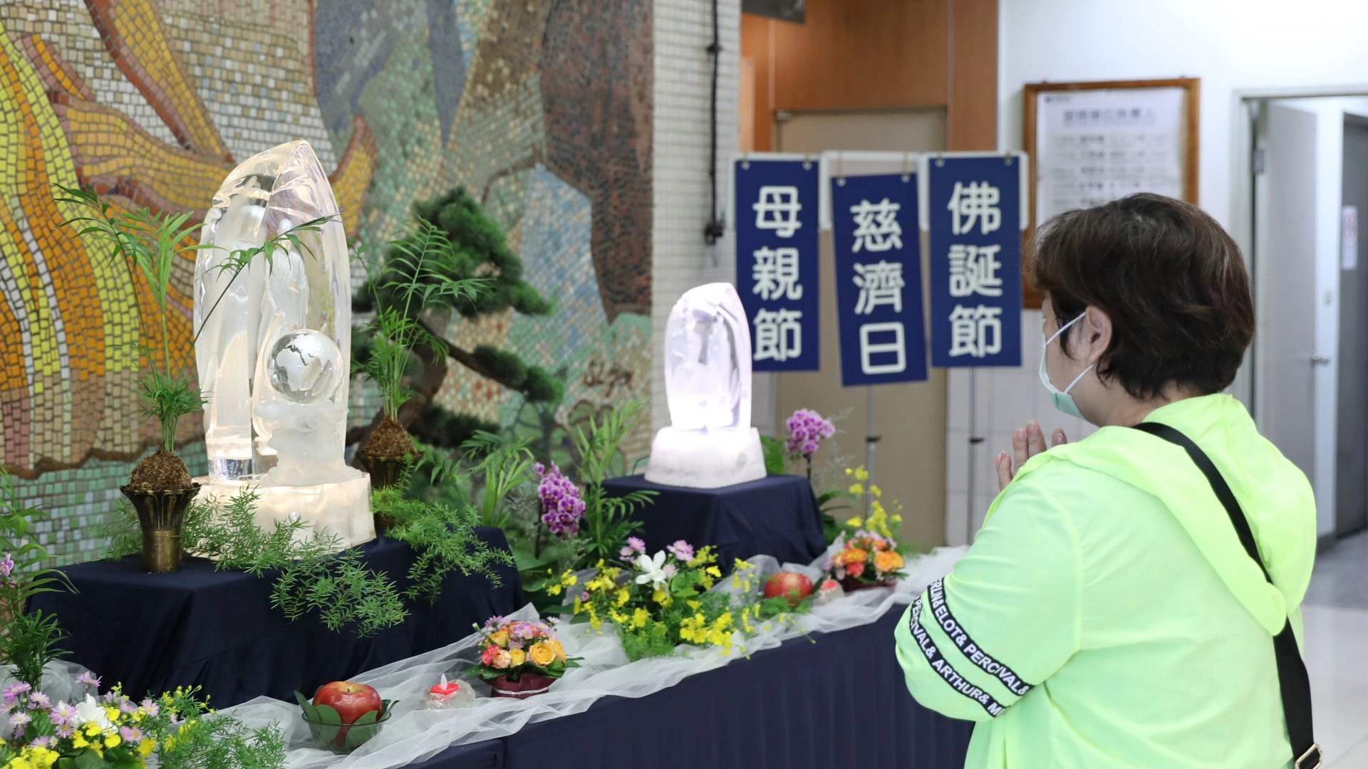 現場民眾主動參加「慈濟56 佛誕祈福活動」。