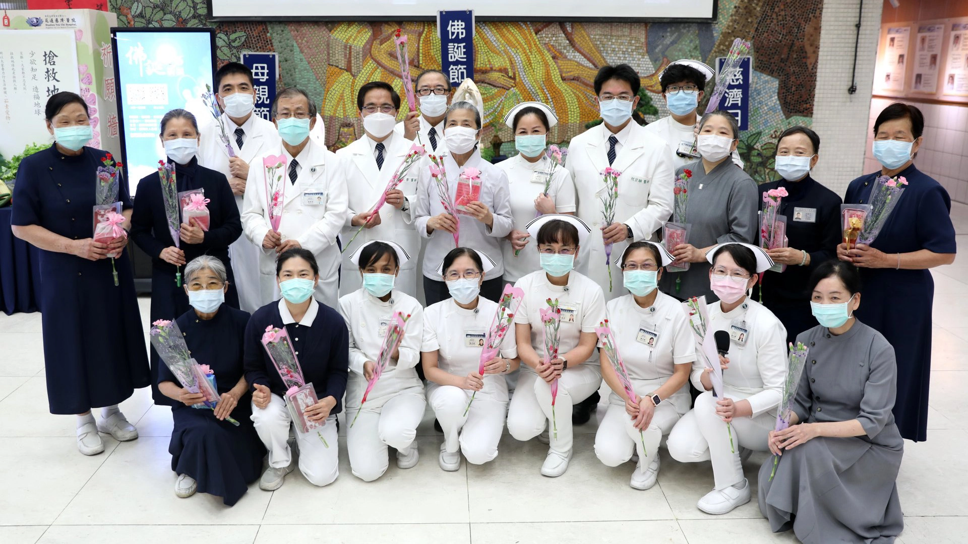 林欣榮院長帶領下,花蓮慈院於五月六日下午舉行「慈濟56 佛誕祈福活動」,期盼藉由大家虔誠一念心齋戒懺悔,以共同虔誠的心,為天下造福、疫情遠離祈安。