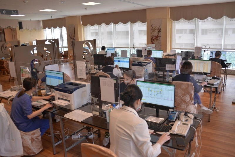 加強型集中檢疫所設有Call Center,進行居家照護計畫的關懷與資料確認。