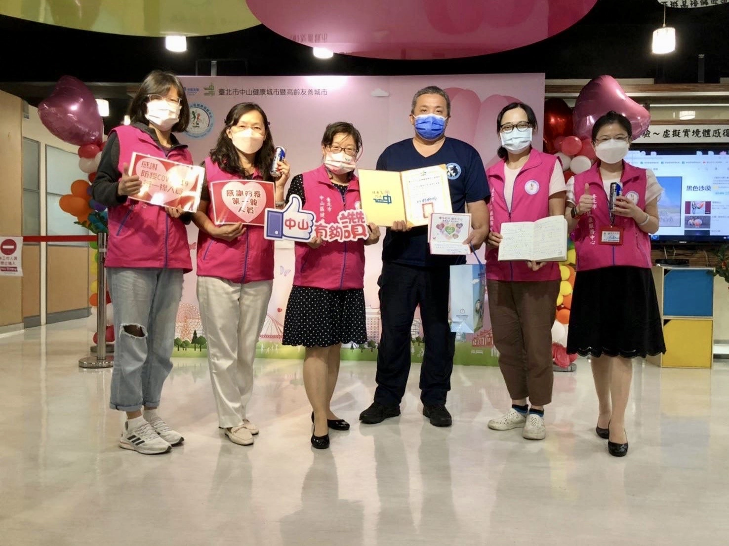 臺北市保安警察大隊身先士卒投入臺北市中山區健康服務中心疫情調查工作，與醫護人員成為相互支持的好夥伴。