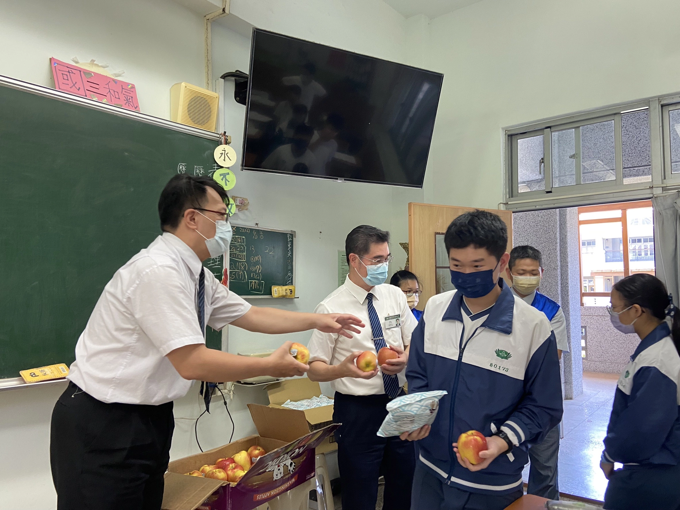 校長及家長會致贈蘋果和成功洋芋片,為正在準備會考的同學加油打氣。