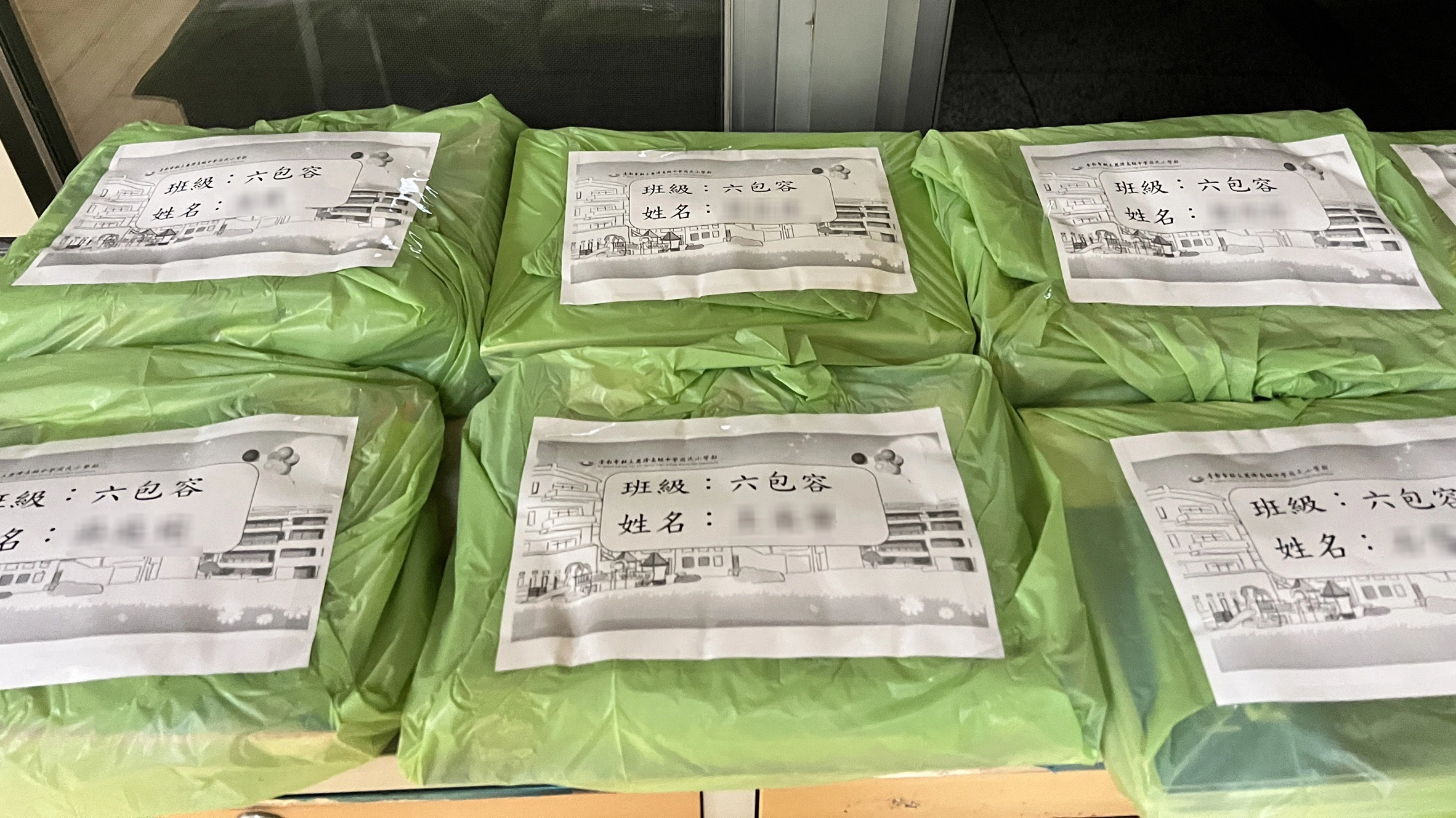 臨時的停課通知,讓在校師長時常需協助打包同學的教材,以提升同學在家學習效益。