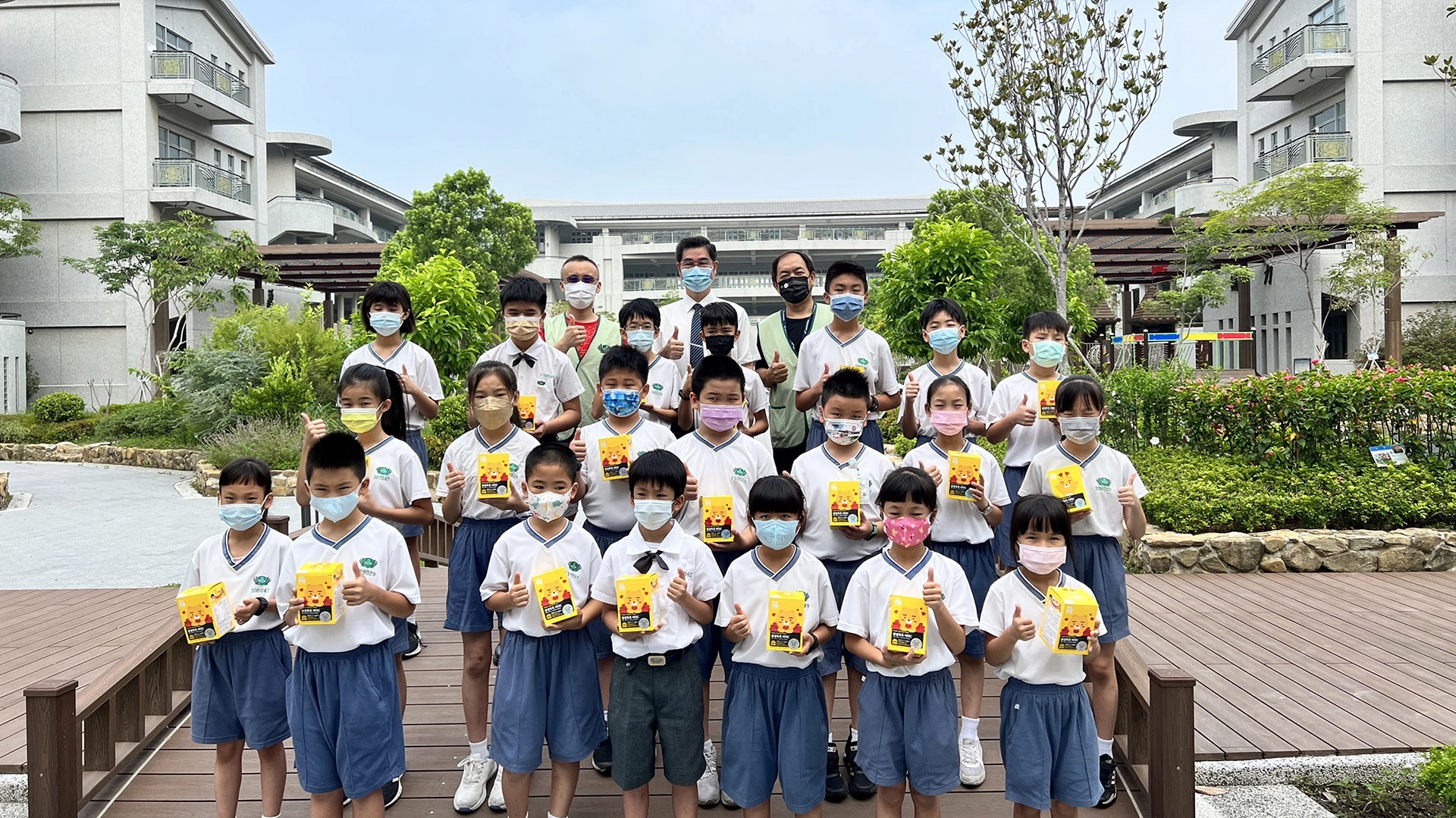 小學部疫苗開打前,家長會為小學部同學準備可愛的維他命C保健食品。