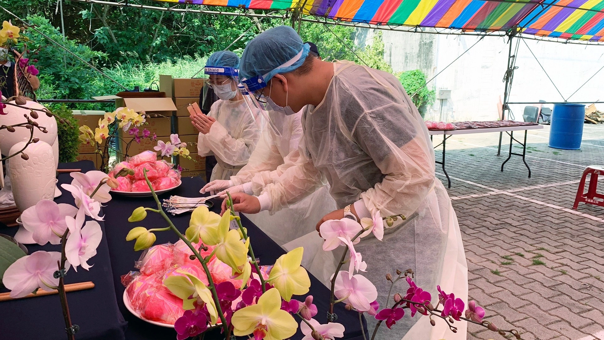 醫護人員在慈濟臺中港區聯絡處疫苗快打站外帳篷區浴佛,祈疫情早日消弭。