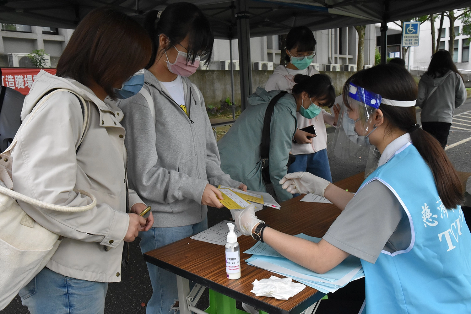 家長須出示小黃卡及填寫健康調查表,確認至少已打過兩劑疫苗。