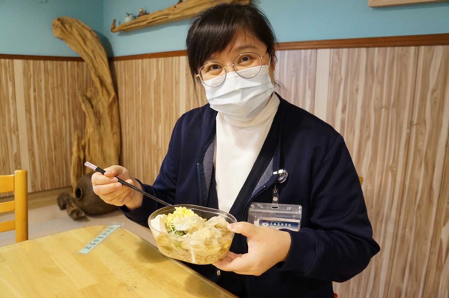 蘇雅惠餛飩加上麵條、蔬菜等,豐富的午餐,滿足全科室同仁的味蕾。