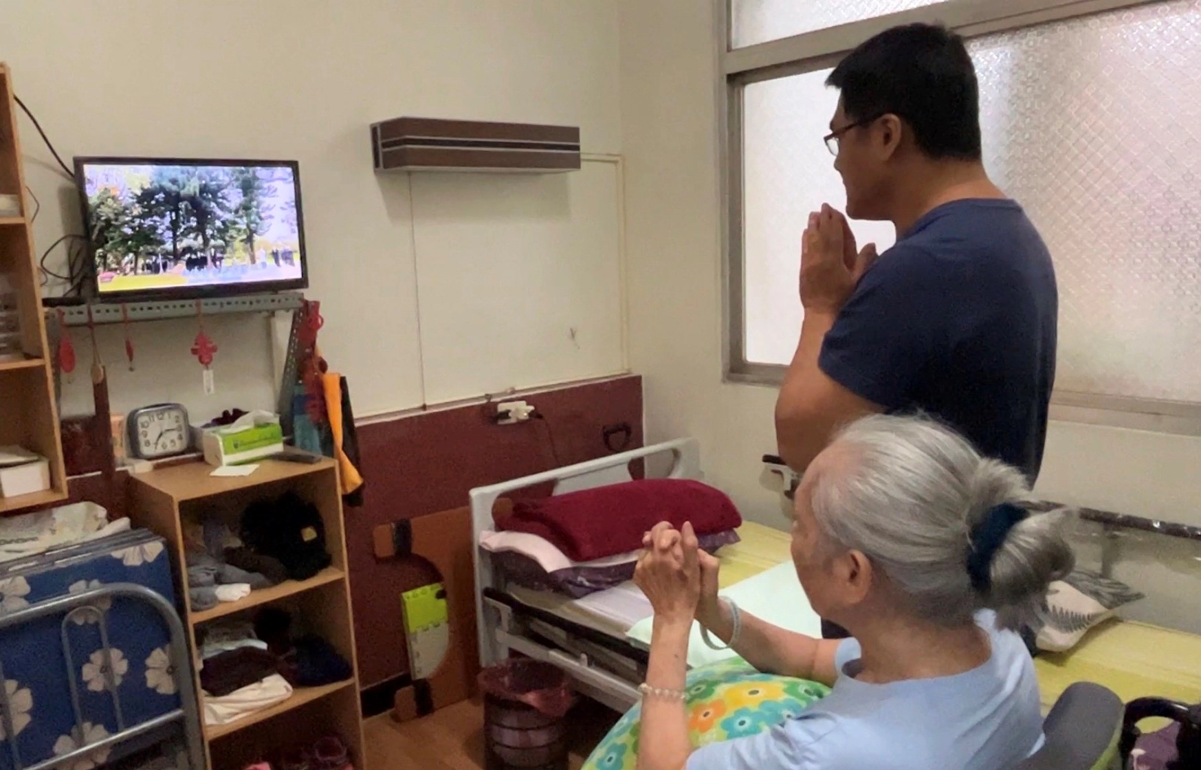 在台灣各地有許多子女陪伴長輩與五大洲慈濟志工同步連線浴佛。(圖為彰化慈濟志工提供)