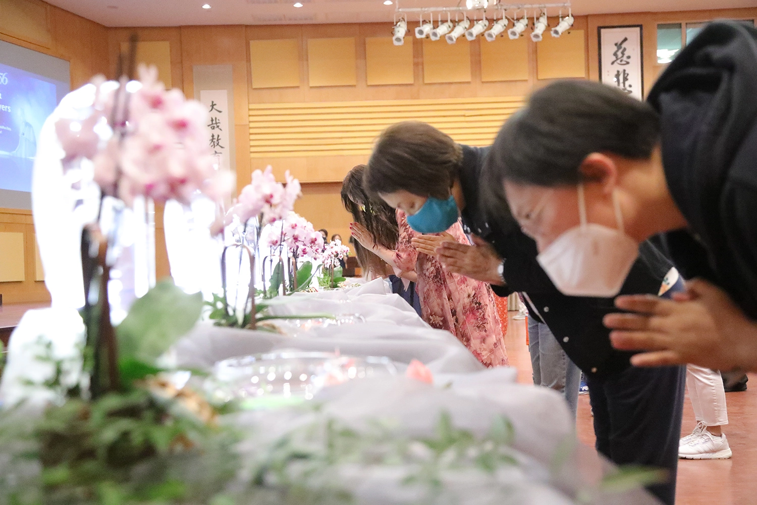 2022年佛誕節全球各地慈濟志工同步線上浴佛，圖為美國。(圖為海外慈濟志工提供)