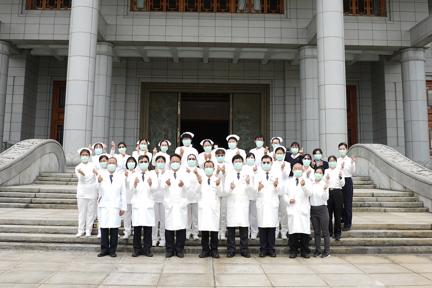 花蓮慈濟醫院36名醫護同仁，8日出席慈濟56浴佛大典。