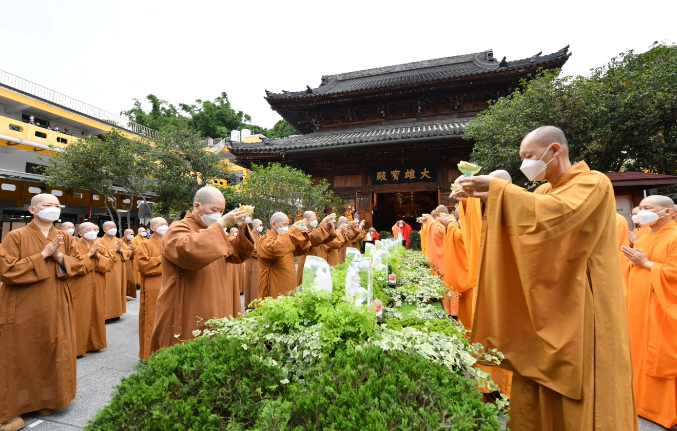 藉由網路科技，兩地實地浴佛的花蓮靜思精舍，和第三年加入視訊連線的臺北臨濟護國禪寺。