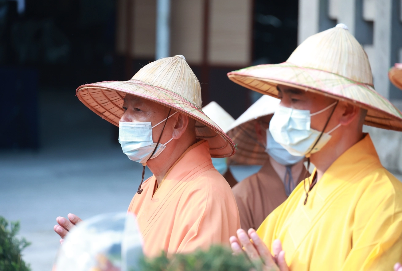 恪守防疫規範，蒞臨臺北臨濟護國禪寺的法師及所有工作團隊，遵守嚴謹防疫措施。