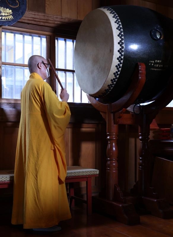 明心法師的擊鼓聲，響徹雲霄，聲聲祈願善的漣漪不斷延伸，也願疫情消弭，戰禍早日平息。