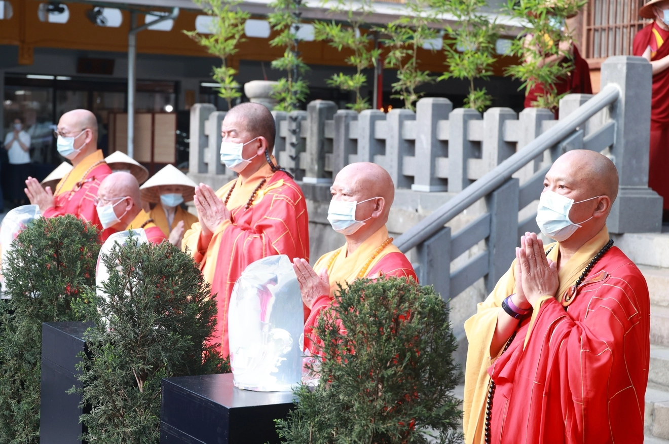 臺北臨濟護國禪寺同步連線花蓮靜思精舍，兩地浴佛向全球直播傳遞祝福。