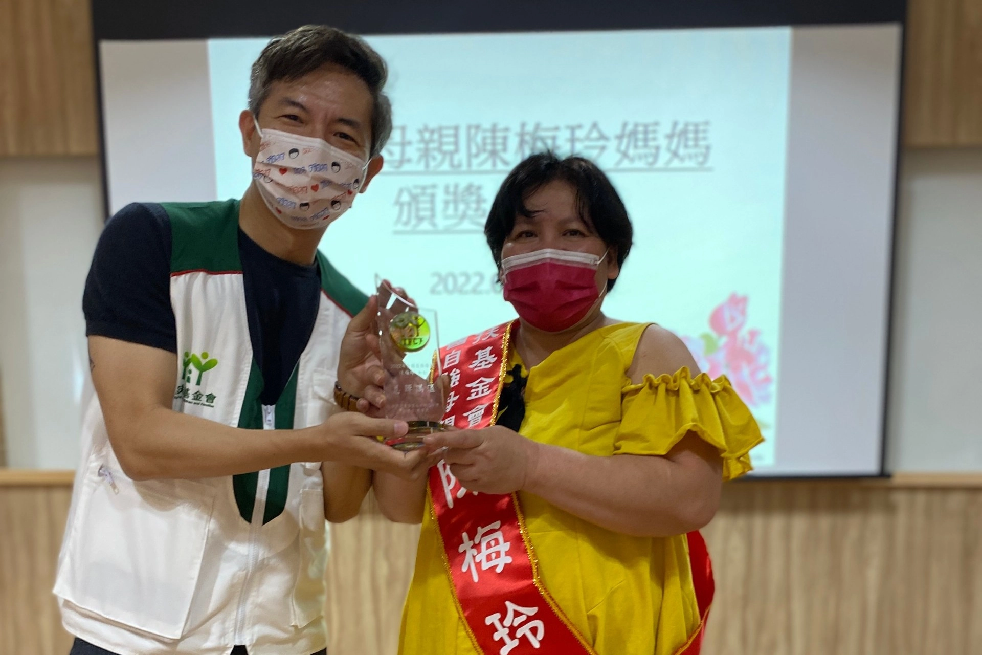 花蓮家扶中心主任施政延(左),代為頒贈自強母親