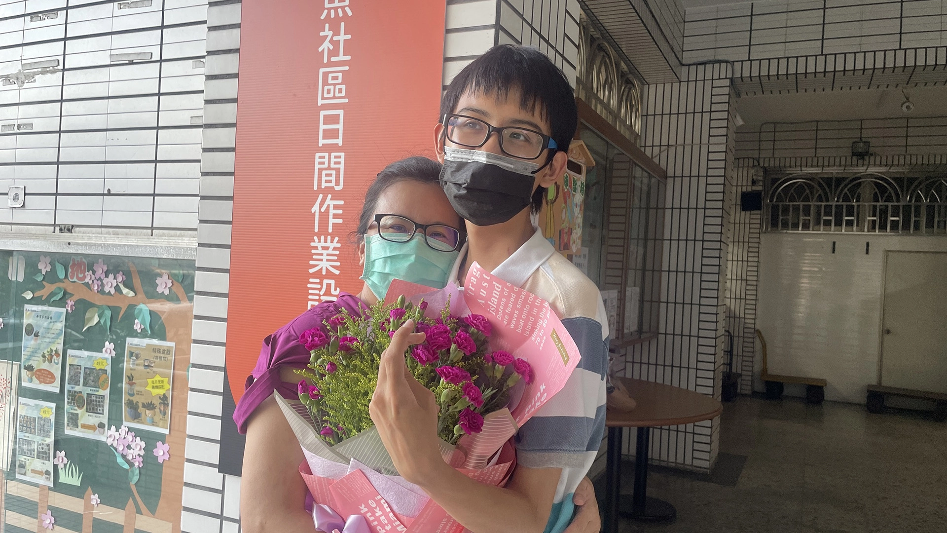 母親節將至，星兒小睿獻花祝母親節快樂