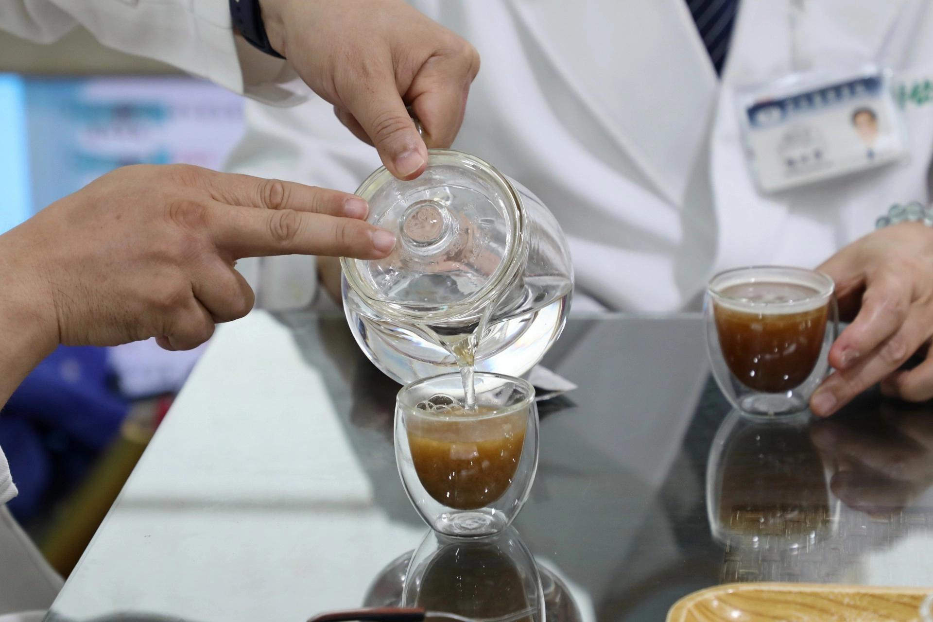 有別於需要熬煮的本草飲茶包，淨斯本草沖調飲採用即溶包的形式，讓許多租屋族，或者居家不方便開伙的族群，都可以輕鬆服用。
