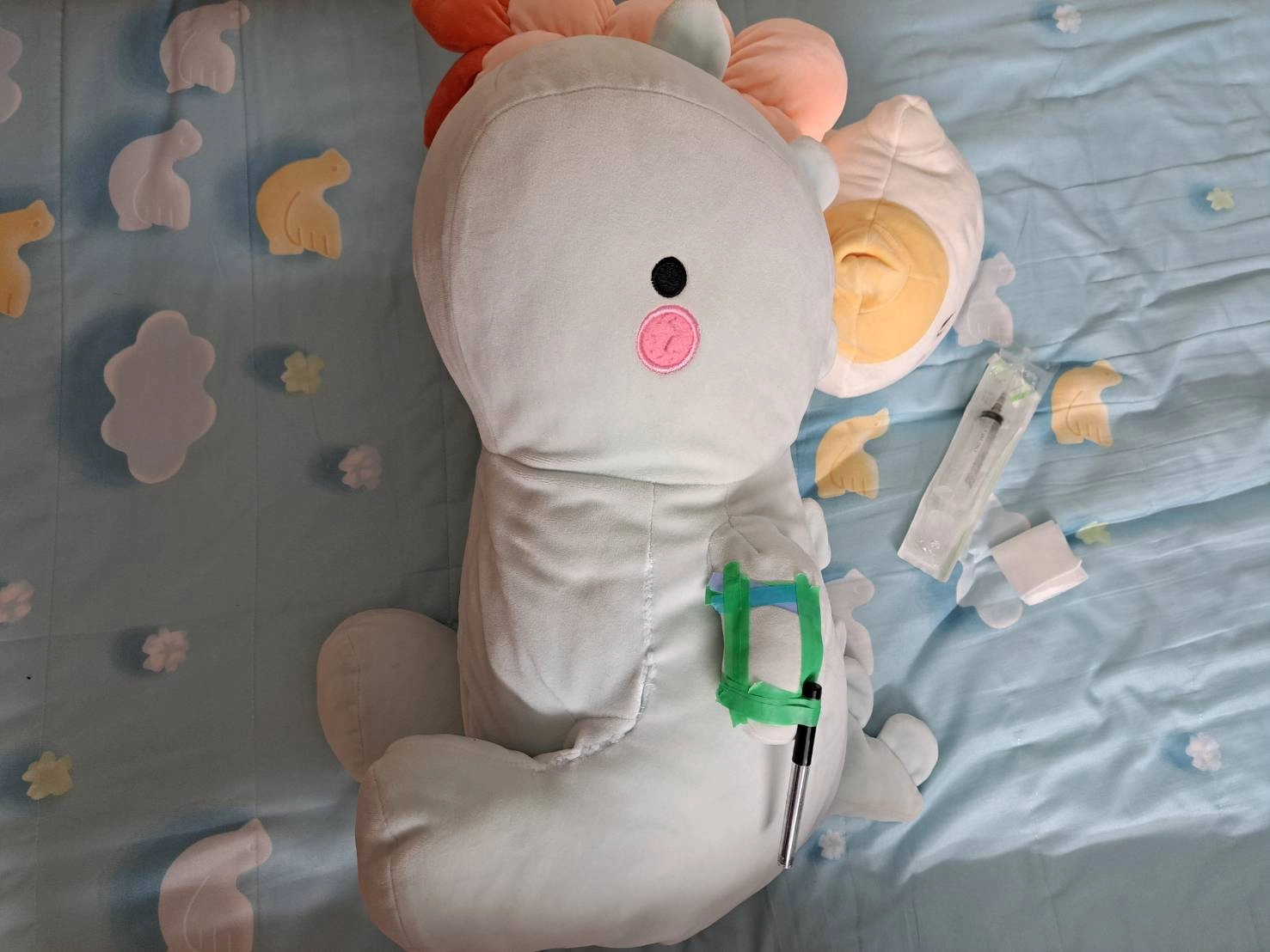 學生使用玩偶做為練習對象,練習打針。