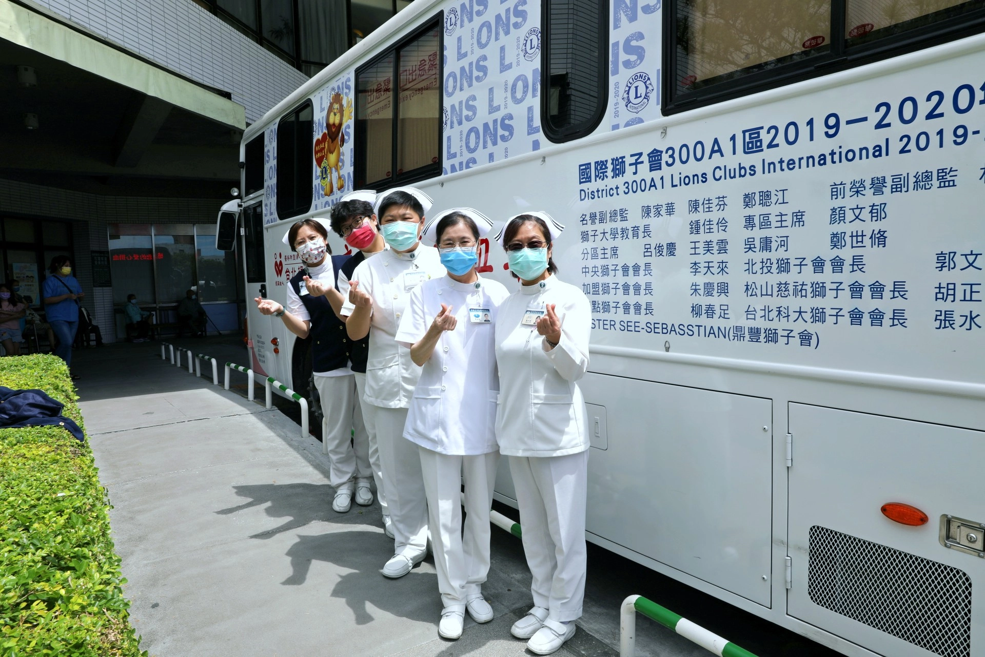 除了投身防疫前線、照護病人之外，全國血庫總庫存量告急，皆低於安全庫存量七天，花蓮地區僅剩四天，其中Ａ型及Ｏ型只剩三天，護理師們紛紛捲起袖子，捐熱血來慶祝護師節。