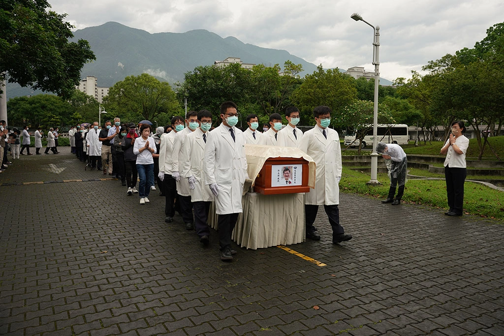 對於許永祥教授的往生,慈濟醫療、教育同仁師生都非常不捨,虔誠送他最後一程。