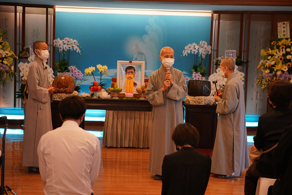 靜思精舍德寰師父讚揚一生奉獻給病理學、教育的許教授,最後又將大體貢獻給醫療,是大勇大仁大無畏。