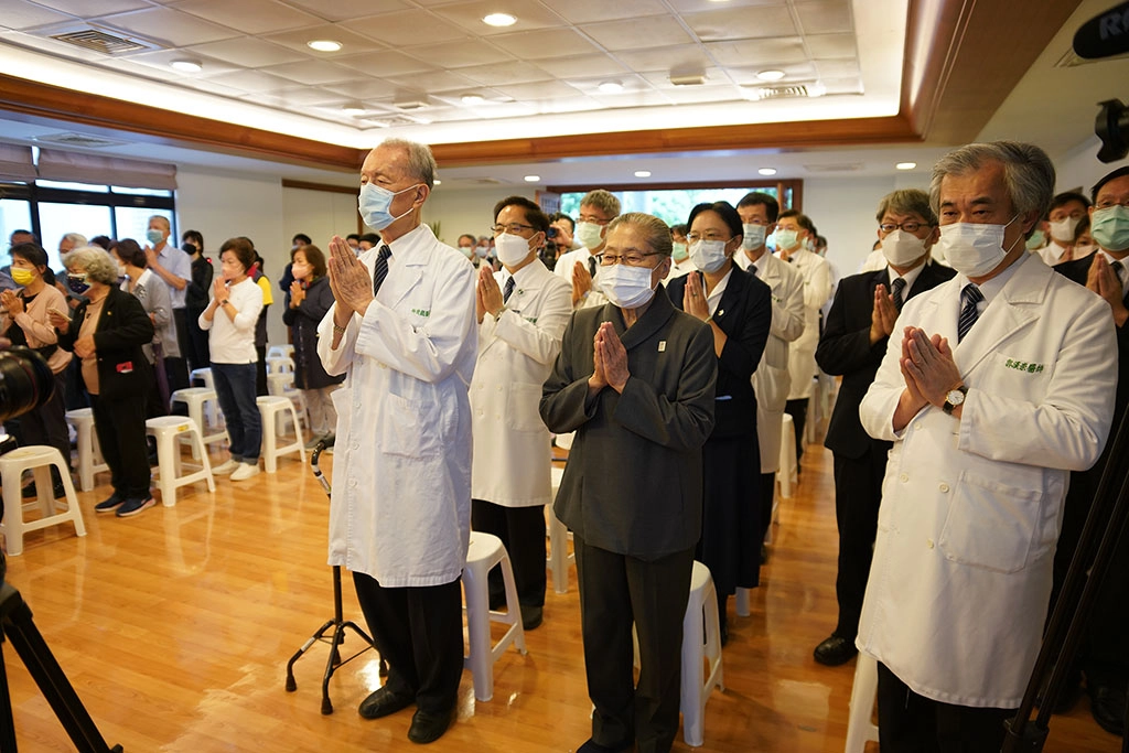 在許永祥教授告別式上,慈濟基金會副總執行長林碧玉(前排右二).、慈濟醫療執行長林俊龍(前排右三)、副執行長郭漢崇(前排右一)、花蓮慈院院長林欣榮(第二排右四)、慈濟大學校長劉怡均(第二排右三)等人虔誠送別祝福。