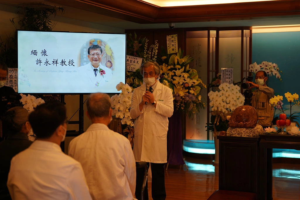 慈濟醫療法人副執行長郭漢崇以慈濟醫學教育若是一棟大樓,「許教授就是最重要的一根鋼梁」為喻,推崇許教授在醫療及醫學教育上的無私付出。