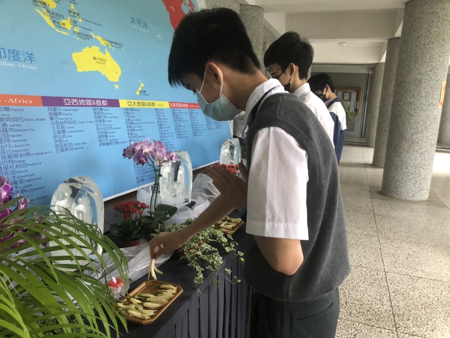 世界地圖前浴佛