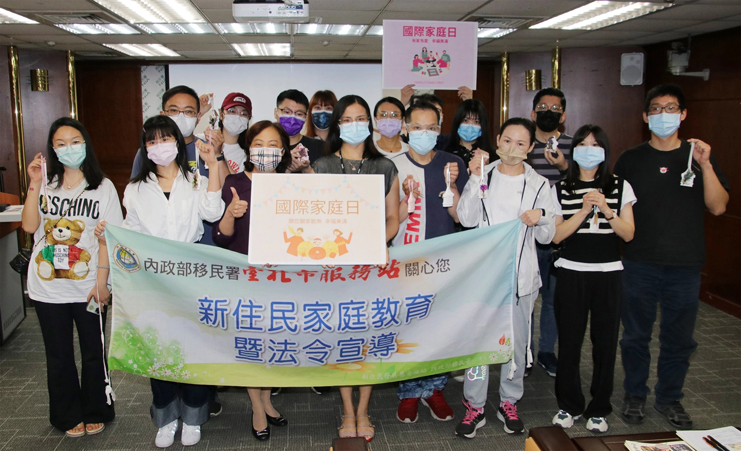 移民署北區事務大隊臺北市服務站舉辦「新住民家庭教育暨法令宣導課程」宣導國際家庭日,並藉由製作擴香石讓香氣充滿家,傳遞愛的祝福。