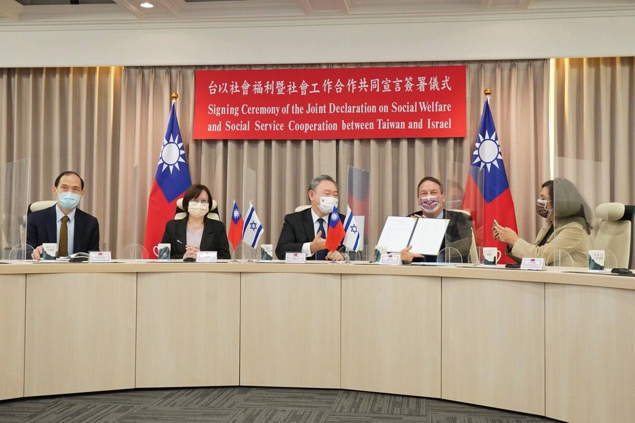 以色列駐臺代表柯思畢代表以色列政府簽署共同宣言。/外交部提供