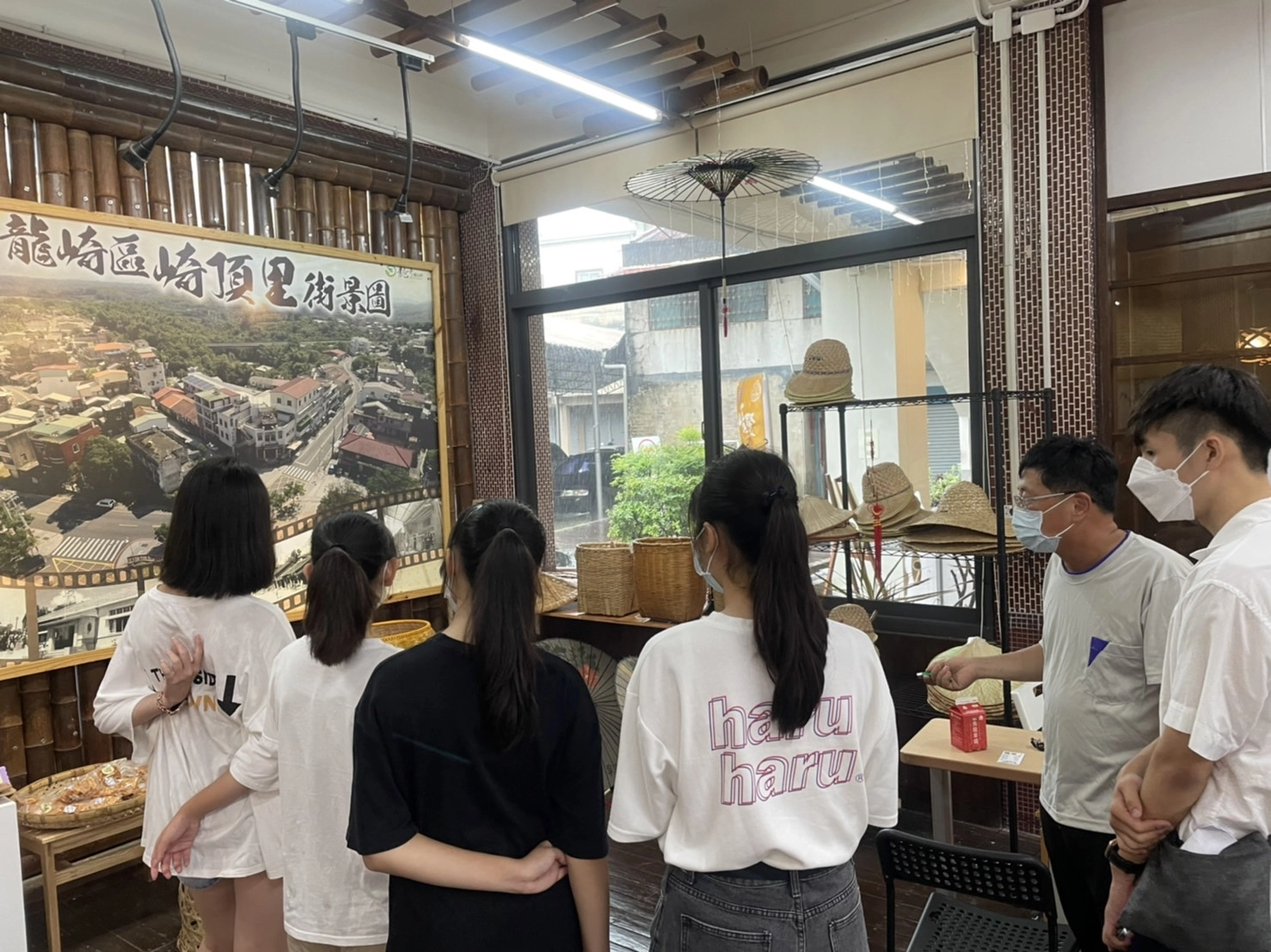 盧彥博(現今崎聚市集負責人)先生說明崎聚誕生的經過與龍崎區的歷史。