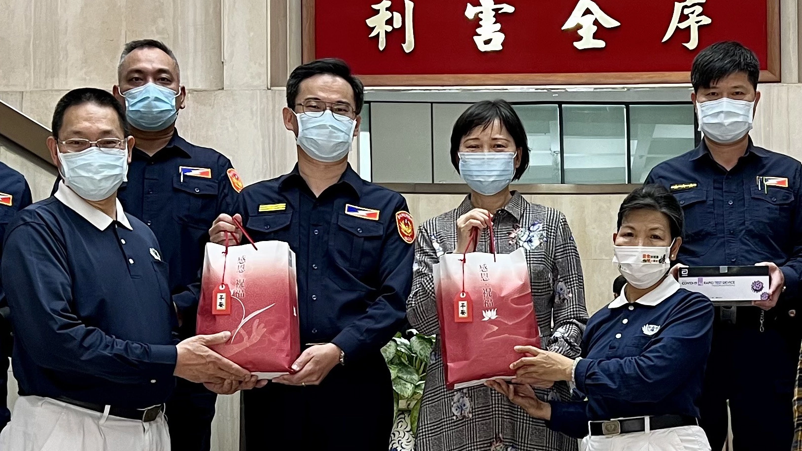 慈濟於4月11日疫情即將爆發之際,便提前造訪保安大隊捐贈50劑快篩試劑及防疫關懷包備用。