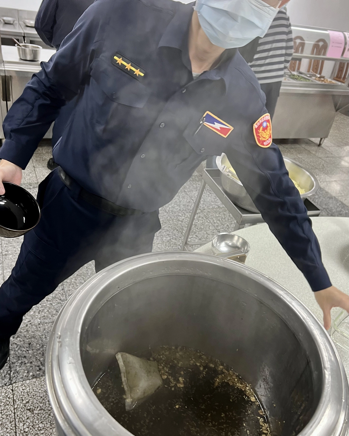 慈濟捐贈淨斯本草飲煮沸後裝在保溫桶當作防疫茶,用奉茶的方式提供給保大員警自行取用,以增強員警免疫力及抵抗力。