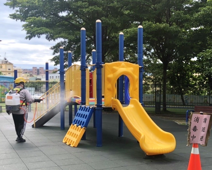 環保局將轄內小學、幼兒園及設有兒童遊戲設施的公園等557處地點,列為戶外公共環境加強清消的重點區域。