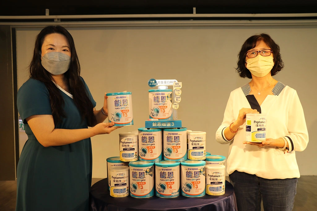 雀巢嬰幼兒營養品事業部總監蔡家雯(左)代表捐贈1.8萬罐能恩奶粉予新北市弱勢兒少,由社會局副局長許秀能代收。