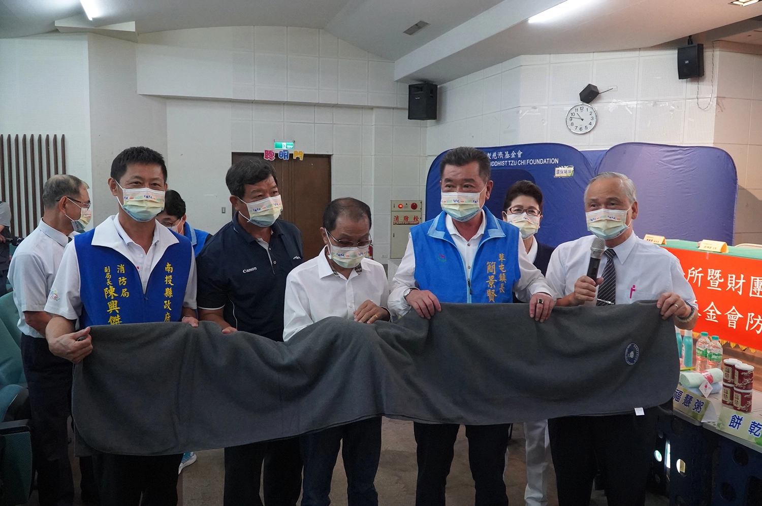 慈濟與南投縣草屯鎮公所於5月18日簽署防災合作備忘錄,慈濟志工介紹各項救災物資。(圖為慈濟基金會提供)