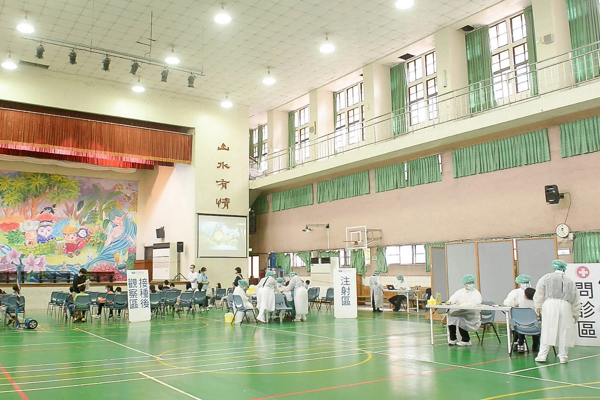 接種場地為新店國小的禮堂,場地空曠、空氣流通,孩子看診、接種後觀察15至30分鐘才可離開。
