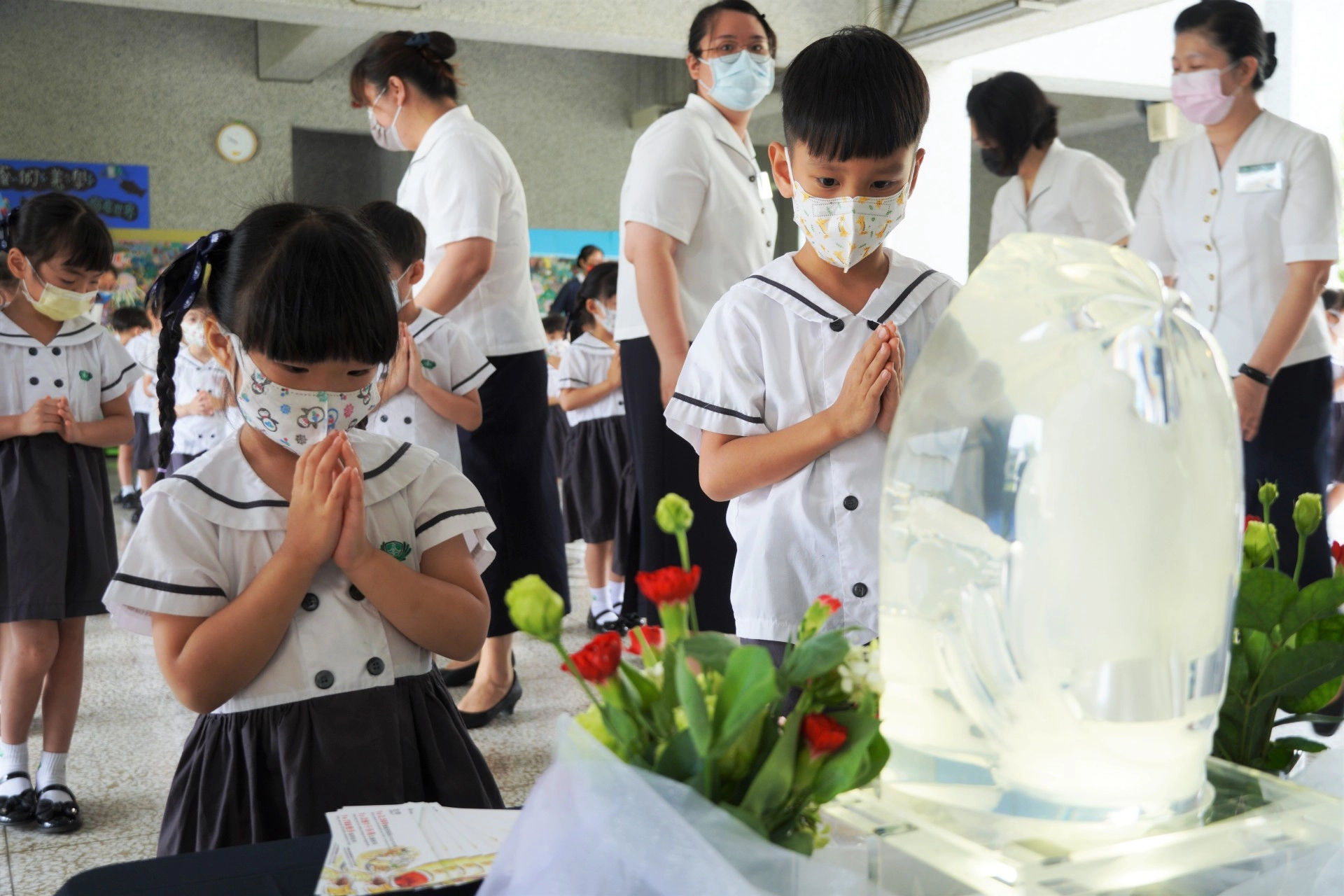 幼兒園孩子至浴佛台前虔誠恭敬的浴佛。