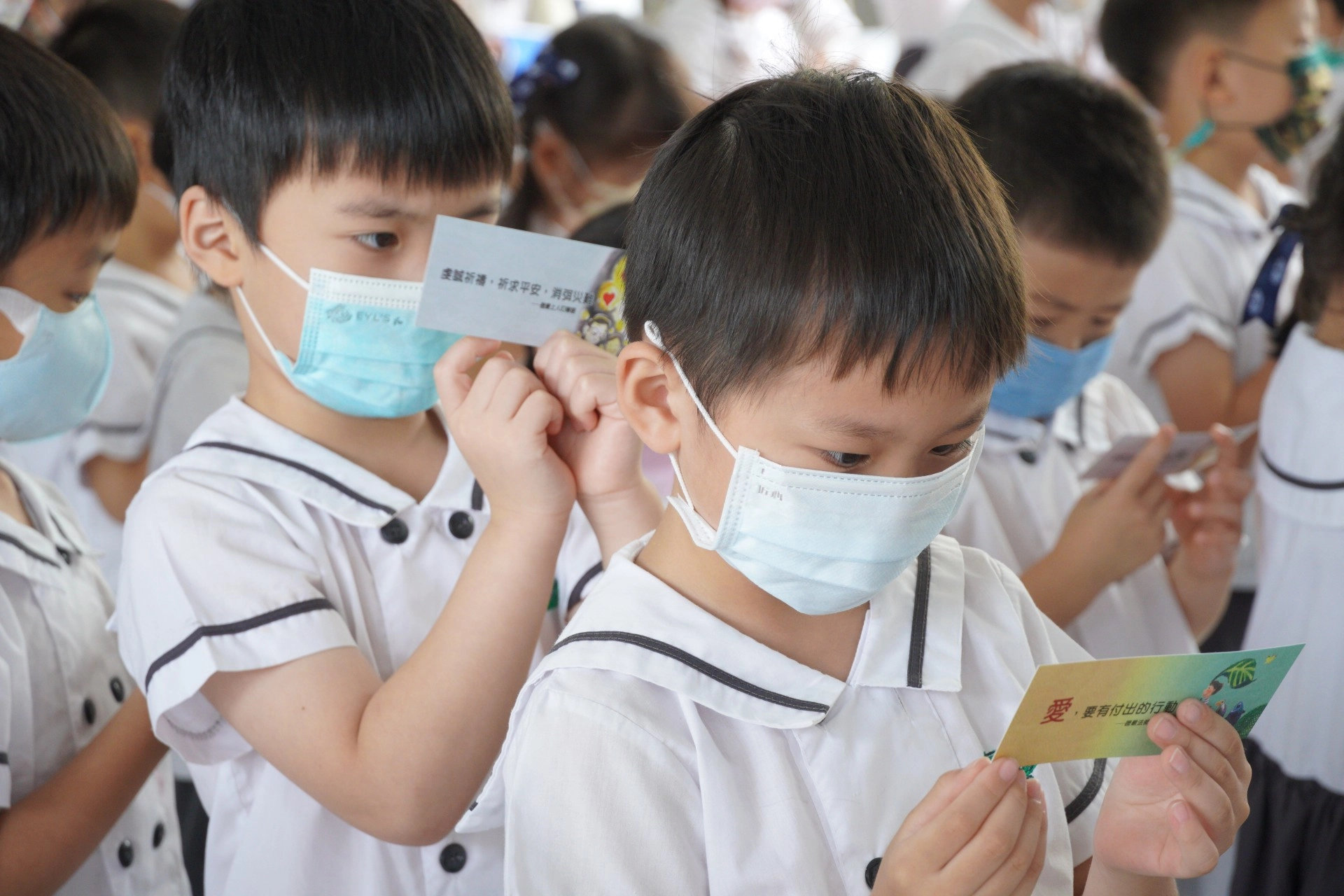 浴佛後仔細看著齋戒卡上的內容。
